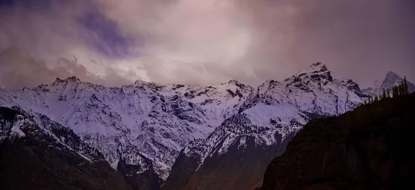 Beautifull cloudy sunrise in the mountains with snow ridge — Stock Photo, Image