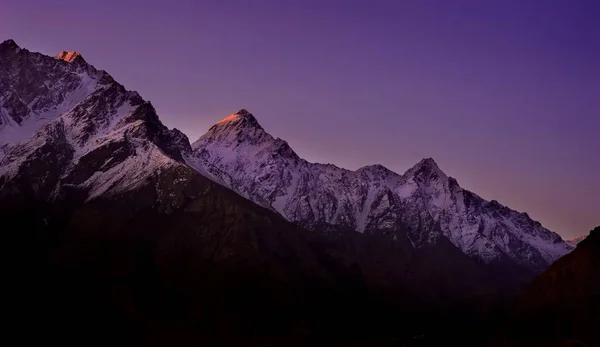 Beautifull cloudy sunrise in the mountains with snow ridge — Stock Photo, Image