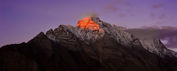 Beautifull cloudy sunrise in the mountains with snow ridge — Stock Photo, Image