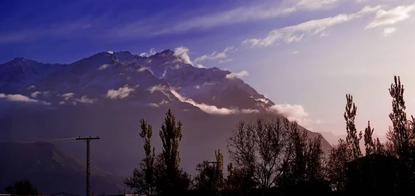 Beau lever de soleil nuageux dans les montagnes avec crête de neige — Photo