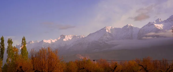 Όμορφη συννεφιασμένη ανατολή στα βουνά με χιόνι κορυφογραμμή — Φωτογραφία Αρχείου