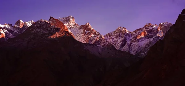 Splendida alba nuvolosa in montagna con cresta di neve — Foto Stock