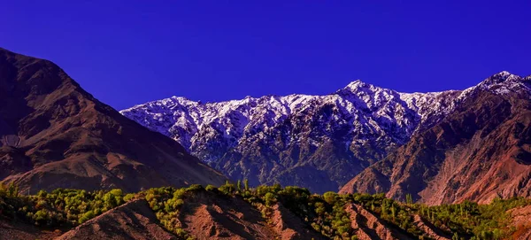 Όμορφη συννεφιασμένη ανατολή στα βουνά με χιόνι κορυφογραμμή — Φωτογραφία Αρχείου