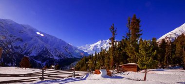 Güzel bulutlu gün doğumu Dağlarda kar sırtı ile