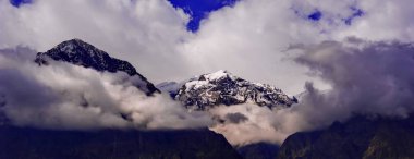 Güzel bulutlu gün doğumu Dağlarda kar sırtı ile