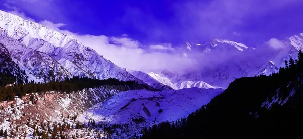 Beau lever de soleil nuageux dans les montagnes avec crête de neige — Photo