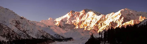 Beautifull cloudy sunrise in the mountains with snow ridge — Stock Photo, Image