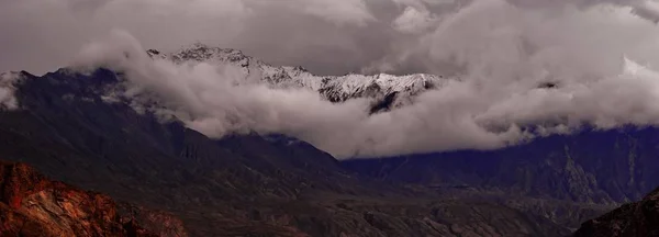 美丽多云的日出在雪脊的高山上 — 图库照片