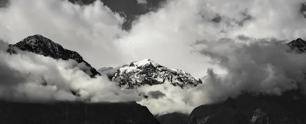 Beautifull cloudy sunrise in the mountains with snow ridge — Stock Photo, Image