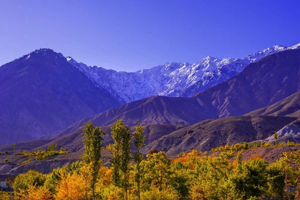 Paysage alpin pittoresque avec et chaînes de montagnes. fond naturel de montagne — Photo