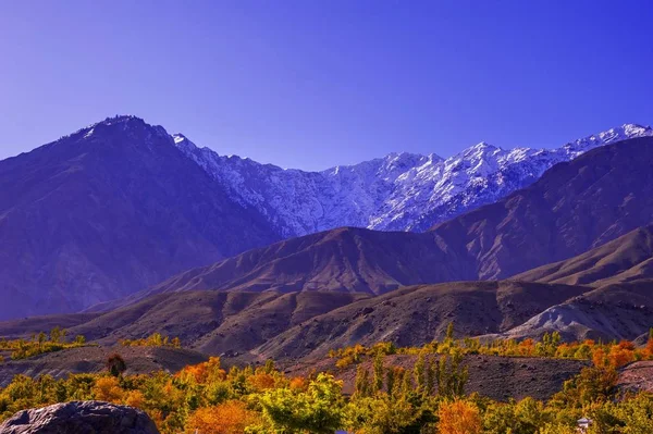 Scenic alpine landscape with and mountain ranges. natural mountain background — Stock Photo, Image