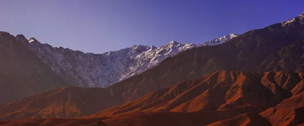 Мальовничий альпійський пейзаж з гірськими хребтами. природний гірський фон — стокове фото