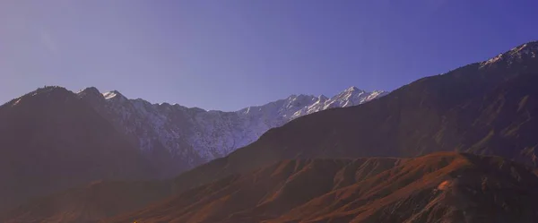 A festői alpesi táj és a hegyvonulatok. természetes hegyi háttér — Stock Fotó
