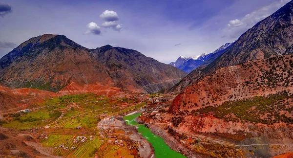 到了印度河和硅谷，喀喇昆仑山，巴基斯坦的鸟瞰图 — 图库照片