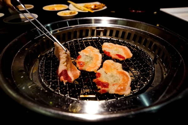 Fatia de carne crua para churrasco ou estilo japonês yakiniku — Fotografia de Stock