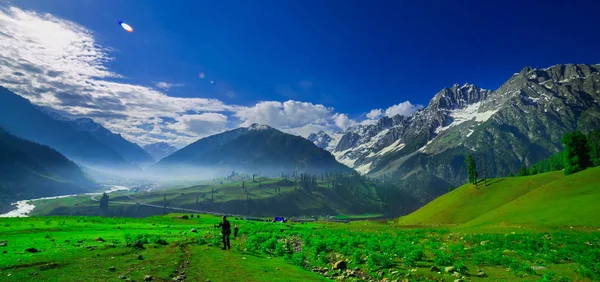 Hermosa vista de la montaña con nieve de Sonamarg, Jammu y el estado de Cachemira, India —  Fotos de Stock