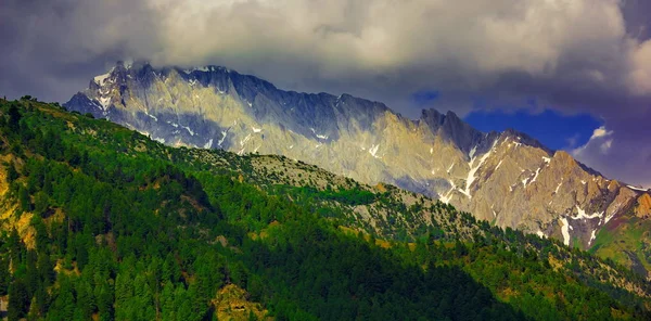 Krásný výhled na hory se sněhem státu Sonamarg, Džammú a Kašmír, Indie — Stock fotografie