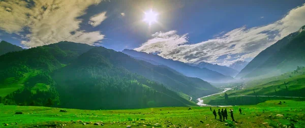 Vacker utsikt över bergen med snö i Sonamarg, Jammu och Kashmir staten, Indien — Stockfoto