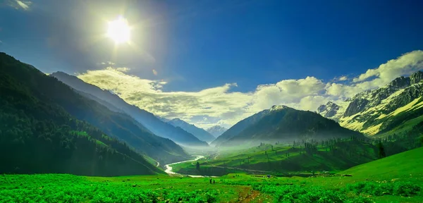 Hermosa vista de la montaña con nieve de Sonamarg, Jammu y el estado de Cachemira, India —  Fotos de Stock