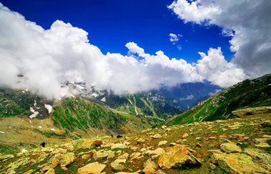 Sonamarg, Jammu ve Kashmir 'in karlı manzaralı güzel dağ manzarası, Hindistan