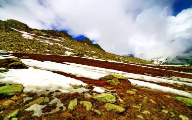 Sonamarg, Jammu ve Kashmir 'in karlı manzaralı güzel dağ manzarası, Hindistan