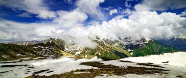 Sonamarg, Jammu ve Kashmir 'in karlı manzaralı güzel dağ manzarası, Hindistan