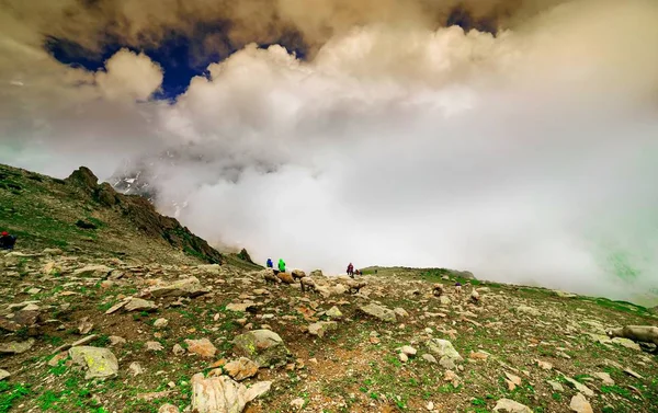 Sonamarg, Jammu ve Kashmir 'in karlı manzaralı güzel dağ manzarası, Hindistan