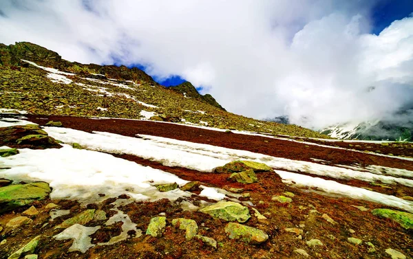 Sonamarg, Jammu ve Kashmir 'in karlı manzaralı güzel dağ manzarası, Hindistan