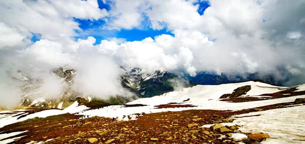 Krásný výhled na hory se sněhem státu Sonamarg, Džammú a Kašmír, Indie — Stock fotografie