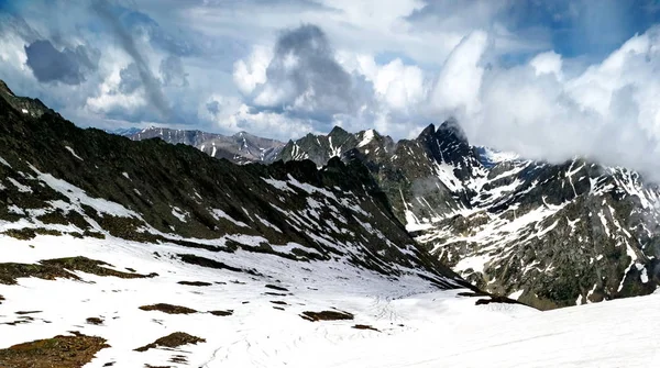 印度查谟和克什米尔邦Sonamarg雪景秀丽的山景 — 图库照片