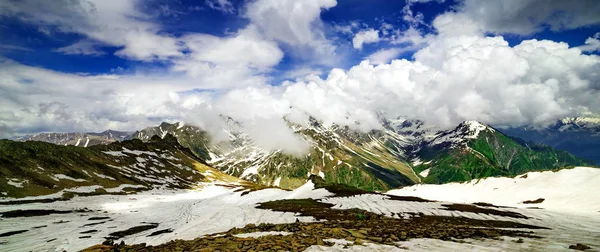 Krásný výhled na hory se sněhem státu Sonamarg, Džammú a Kašmír, Indie — Stock fotografie