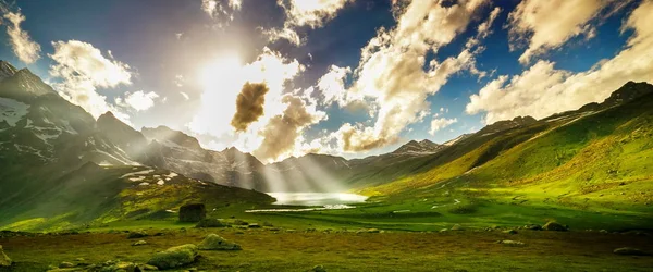 Devletin Sonamarg, Jammu ve Keşmir, Hindistan göl güzel dağ manzaralı — Stok fotoğraf