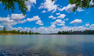 Mavi gökyüzü ve nehir üzerinde bulut