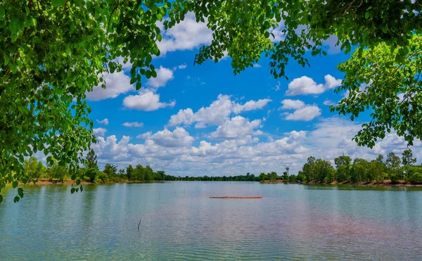 Blauwe hemel en cloud over rivier — Stockfoto