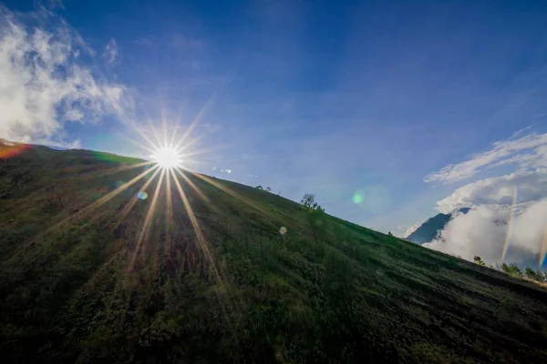 Aktiver Vulkan. Sonnenaufgang vom Gipfel des Mount Batur - bali, Indonesien — Stockfoto