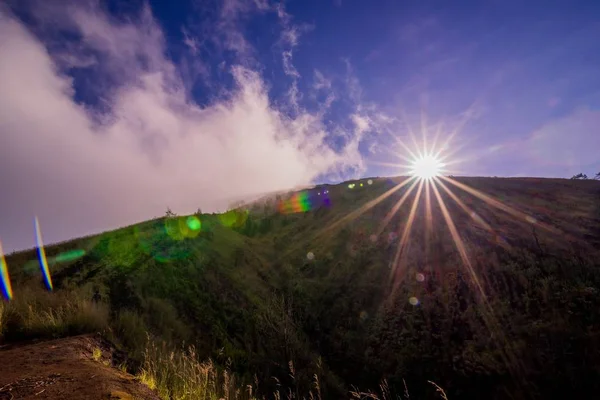 Aktiver Vulkan. Sonnenaufgang vom Gipfel des Mount Batur - bali, Indonesien — Stockfoto