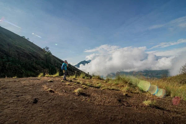 Grupo de excursionistas cruzando obstáculos rocosos en las montañas — Foto de Stock