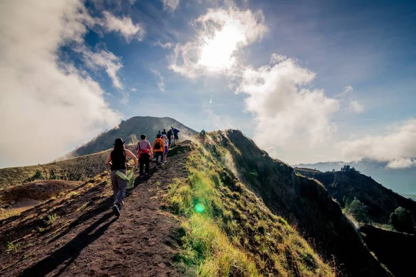 Wandergruppe überquert felsiges Hindernis in den Bergen — Stockfoto