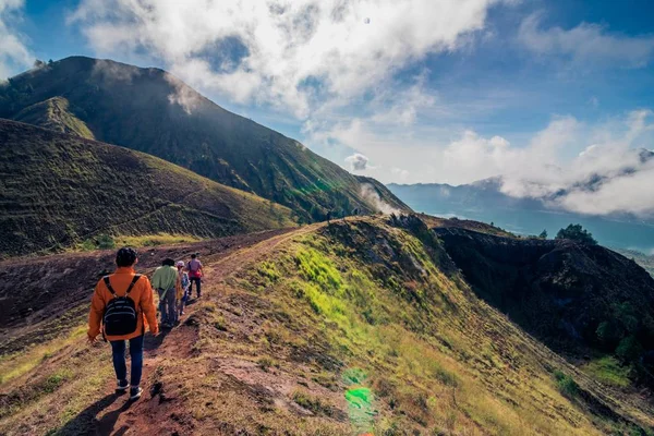 Wandergruppe überquert felsiges Hindernis in den Bergen — Stockfoto