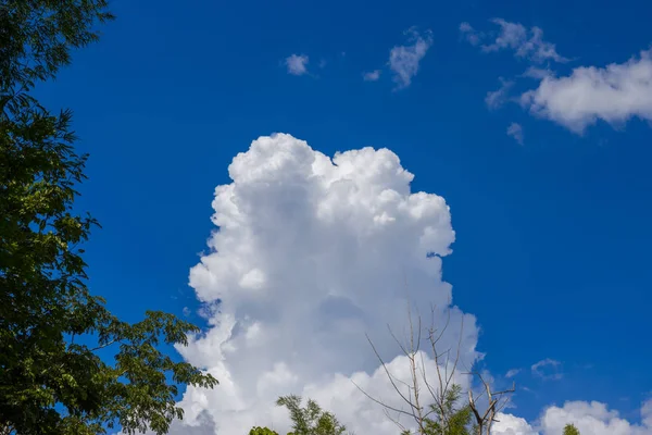 Paysage Pittoresque Avec Des Montagnes Ensoleillées Passent Sous Les Nuages — Photo