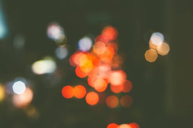 Gece el ile bulanık arka plan üzerinde Rating bokeh