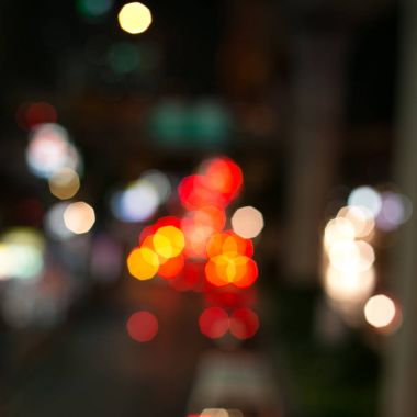 Gece el ile bulanık arka plan üzerinde Rating bokeh