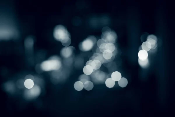 Dopravní bokeh v noci na pozadí rozmazané ručně — Stock fotografie