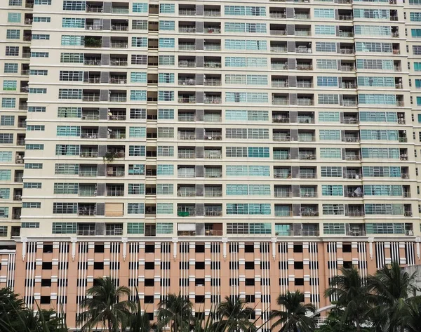 Ventanas en una fila en la fachada del edificio de apartamentos —  Fotos de Stock