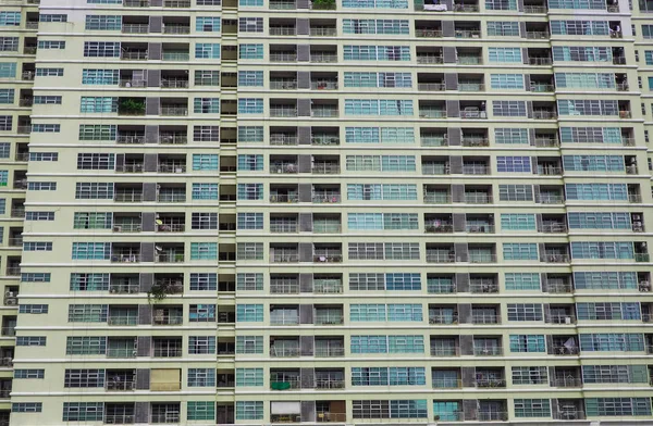 Ventanas en una fila en la fachada del edificio de apartamentos —  Fotos de Stock