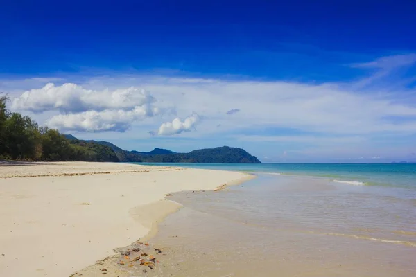 Nascer do sol na praia e no mar — Fotografia de Stock