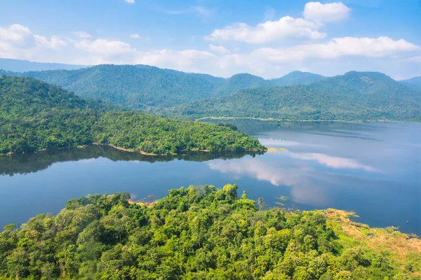 Ormandaki nehir havadan görünümü