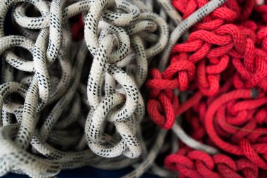 Kırmızı tırmanma halat