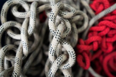 Kırmızı tırmanma halat