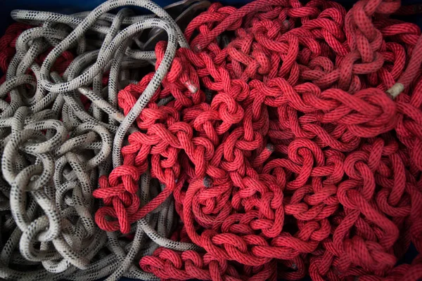 Червоний скелелазіння мотузку — стокове фото